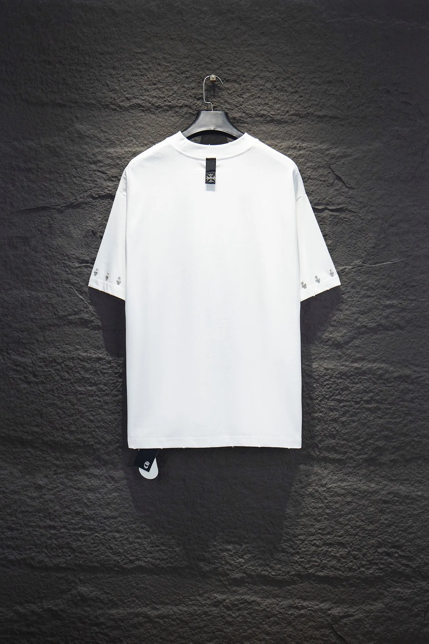 P190 🆕Chrome Hearts os version is really charming and Chrome Hearts is really a must-have. Each season's new version is made to the extreme. It is very practical and can be worn casually. Nice✔️ - ⚠️100% cotton. Made of 32-count double yarn, 260-gram weight fabric and imported knitted carded cotton. The thickness is moderate, drapey and contoured, and the upper body is comfortable! ! It is very tolerant to fat body types and can instantly lose five pounds after wearing it!  Front panel #Back panel Neckline Bronzing elements# Imported hardware heavy craftsmanship and imported accessories. The body is washed, fried, frayed and added with handmade elements, which greatly increases the interest of the clothing; unique visual effects. The special fraying effect creates a unique distressed effect. The addition of handmade elements to the body greatly increases the interest of the clothing; it has a unique visual effect. After special fraying effect treatment, a unique distressed effect is formed. An irregular hem is added to the version. This year, Crow Heart is focusing on the version. In the past two years, the oversize version has become the focus of the trend. It has also been a popular staple in the past two years. The change of designers has made this brand an instant hit. The progressive fashion of the times also needs the blood impact of fresh elements and trendy designs in order to continue its glory! It’s stylish both inside and outside, a must-have for high street travel! An absolute "eye-catching style" that can match couples 💏 Color: washed black and white Size: S M L XL